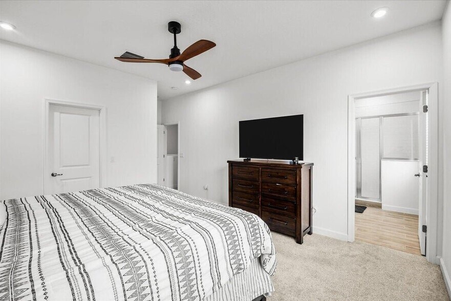 Building Photo - 14042 SW Thorens Dr