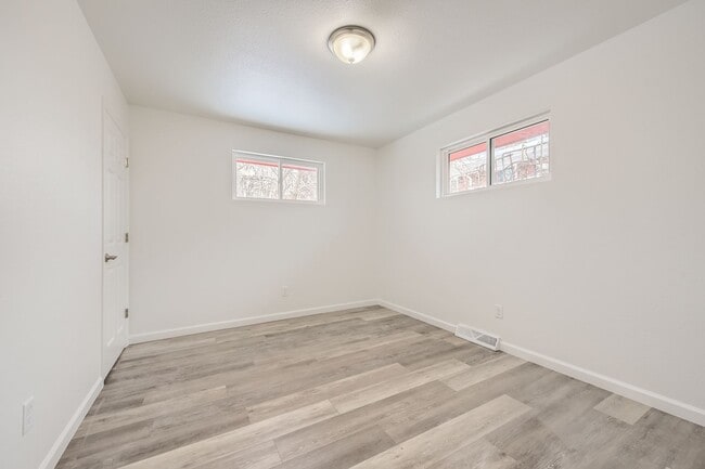 Building Photo - Newly Updated Duplex- Private fenced Yard-...