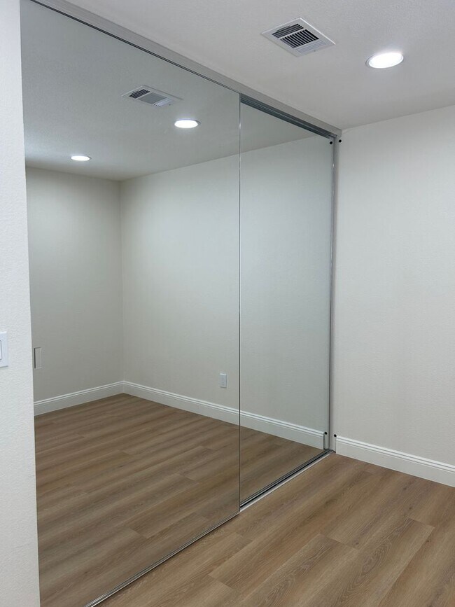 Building Photo - Smart Home