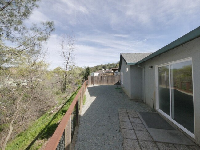 Building Photo - 460 Toyon Dr