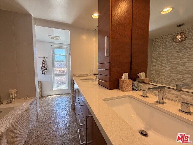 Building Photo - 200 Larsson St