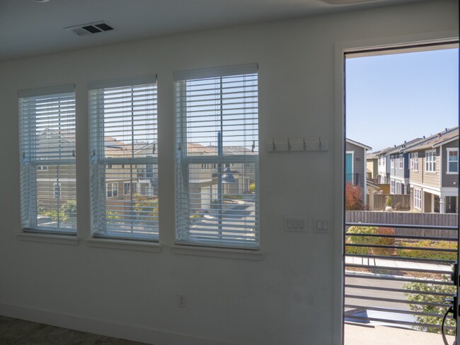 Building Photo - 3001 Shorebird Pl