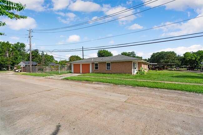 Building Photo - 2210 Chestnut Ln