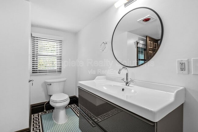 Building Photo - 2106 Cherokee St