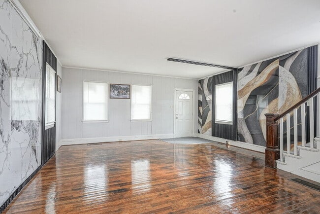 Building Photo - 121 Oak St