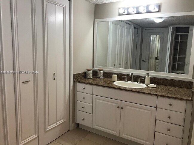 Building Photo - 3731 N Country Club Dr