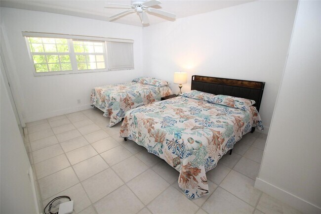 Building Photo - 3151 S Palm Aire Dr