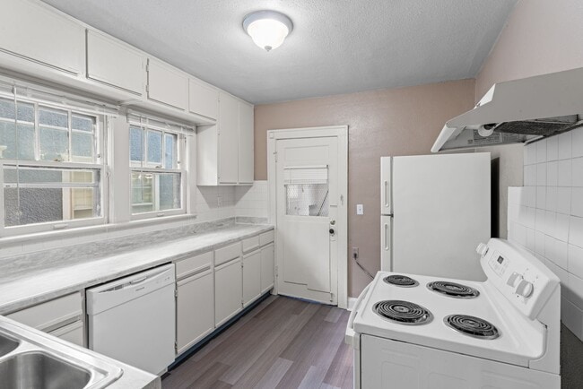 Building Photo - Charming 2-Bed Home with Hardwood Floors &...