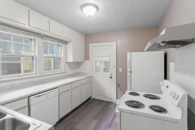 Building Photo - Charming 2-Bed Home with Hardwood Floors & Bright, Open Living Spaces!