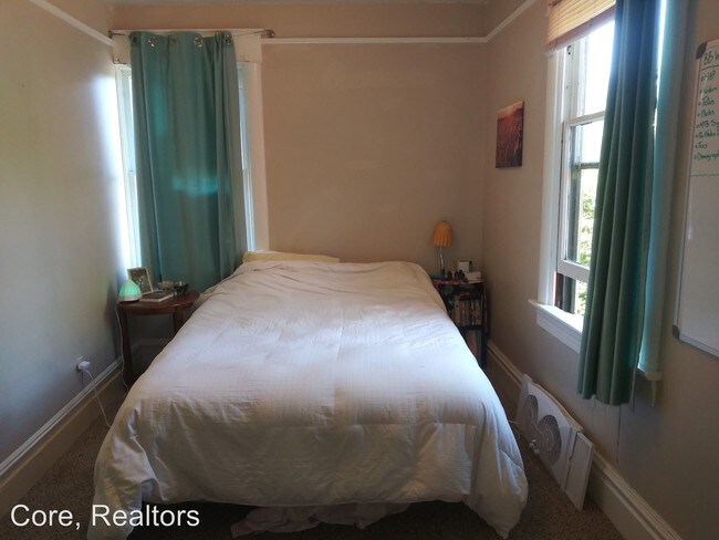 Building Photo - 3745 SE Belmont St