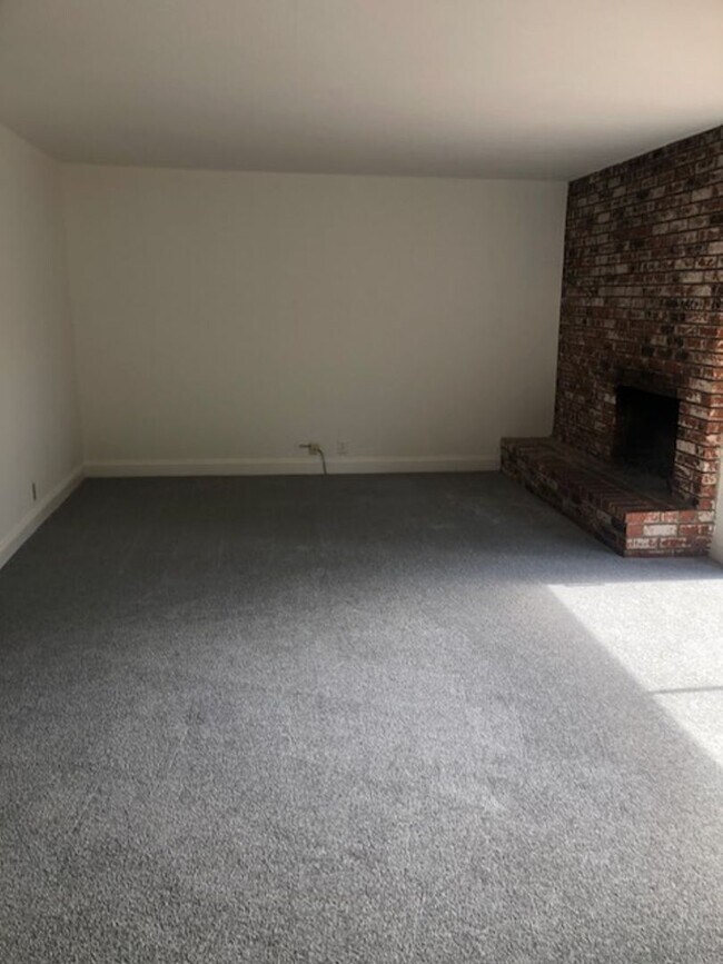 Building Photo - 5800 San Juan Way