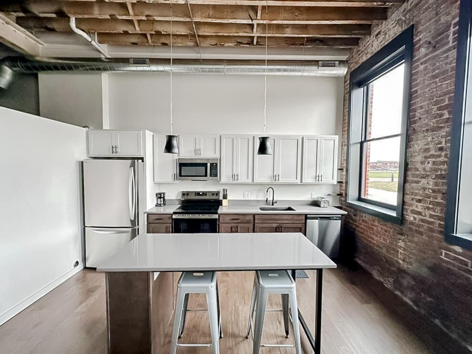 Building Photo - 403 W 4th St N