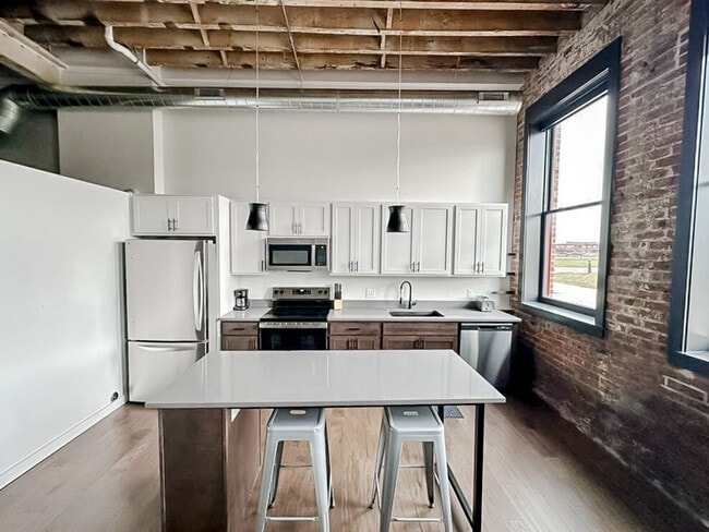 Building Photo - 403 W 4th St N