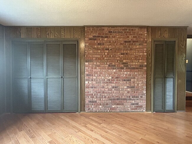 Building Photo - 4/2.5 in Beautiful Warrensville! Lots of S...
