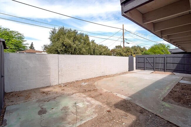 Building Photo - 1017 E West Cir Dr