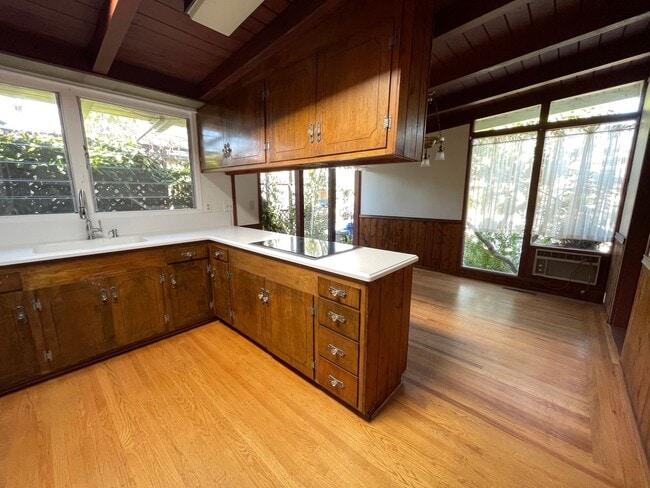 Building Photo - 3 Bedroom, 2 Bath Home On Quiet Street