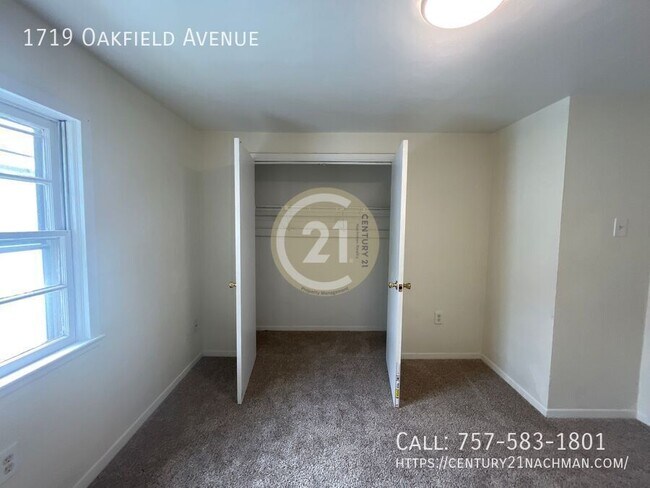Building Photo - 1719 Oakfield Ave