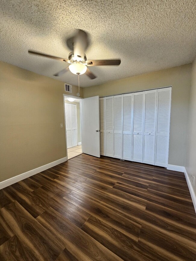 Building Photo - 1523 Lake Crystal Dr