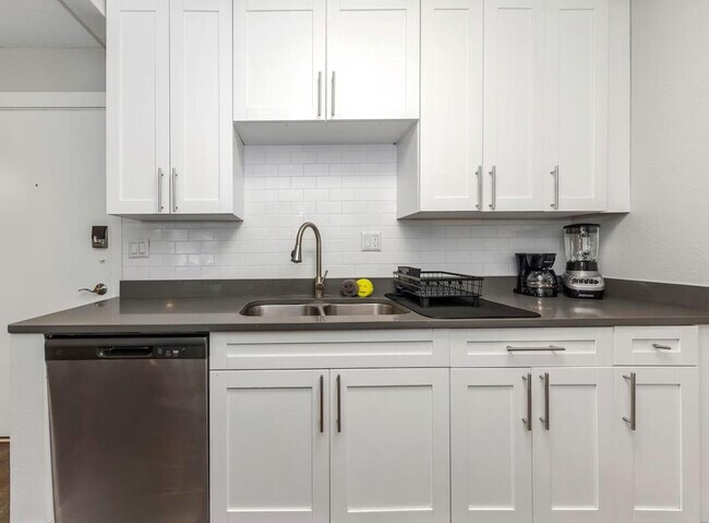 Building Photo - 4404 W Kennedy Blvd