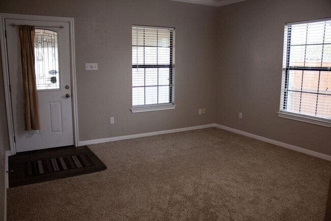 Building Photo - 208 Shaw St