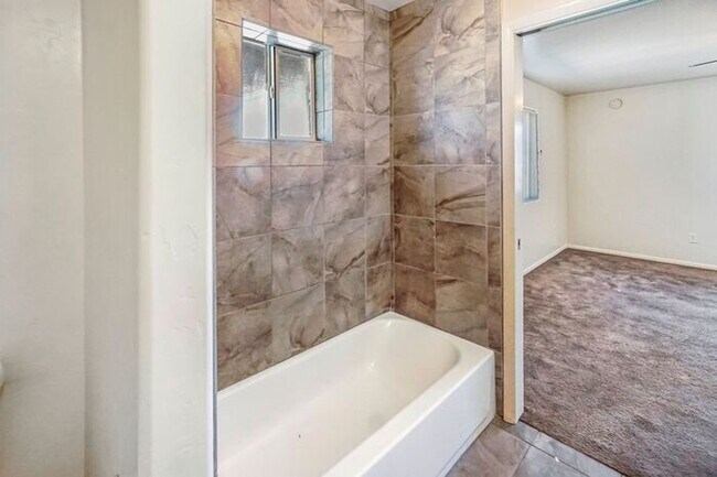 Building Photo - Spacious 3 Bed, 2 Bath Home Near UofA - Perfect Tucson Living!