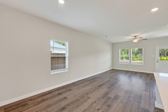 Building Photo - 7762 Bergamot Cir