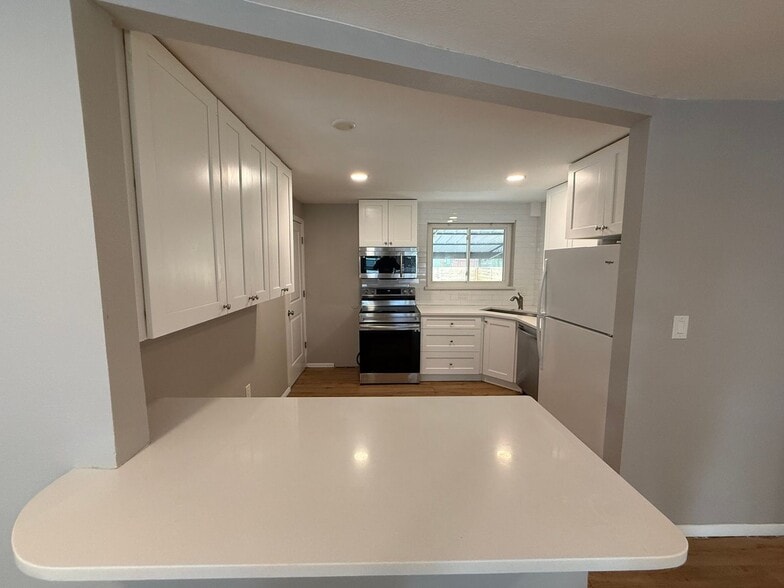 Building Photo - 1381 Xanadu St