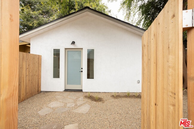 Building Photo - 4949 Sycamore Terrace