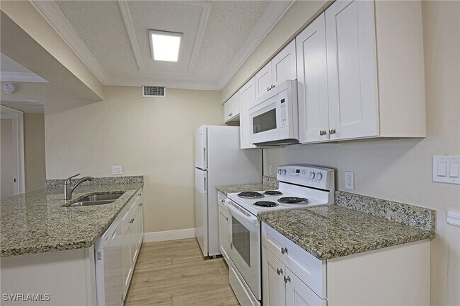 Building Photo - 5319 Summerlin Rd