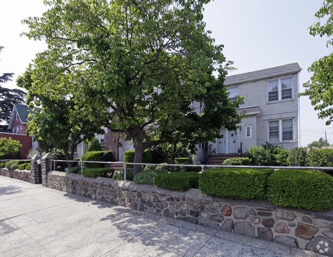 Building Photo - 931 Castleton Ave
