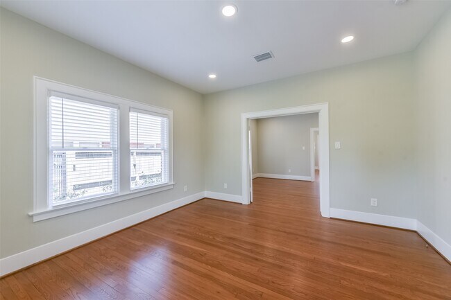 Building Photo - 931 Teetshorn St