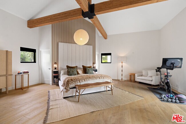 Building Photo - 2065 Watsonia Terrace