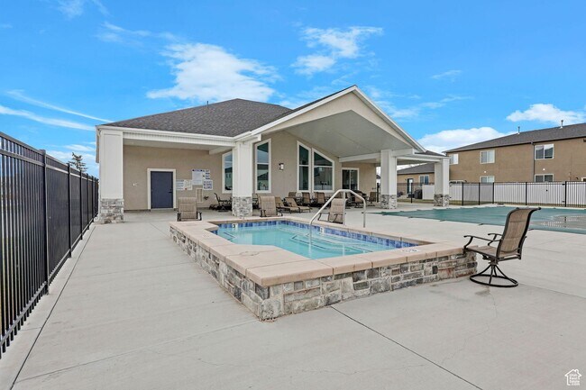 Building Photo - Convenient Tremonton Living | 3-Bed Townhome with Amentities