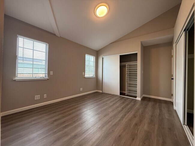 Building Photo - Nice and bright detached single-family res...