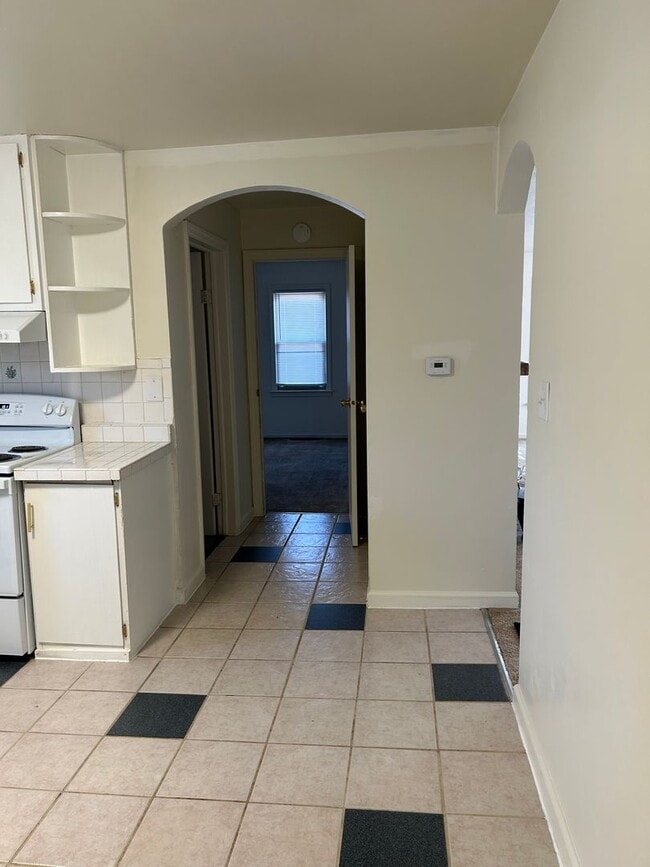 Building Photo - 3 Bedroom 2 Full Bath Home