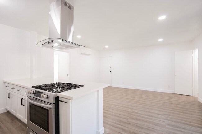 Building Photo - Newly Remodeled Top Floor 1 Bed / 1 Bath Apartment in Prime West Hollywood