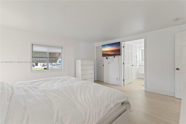 Building Photo - 5620 Lagoon Dr