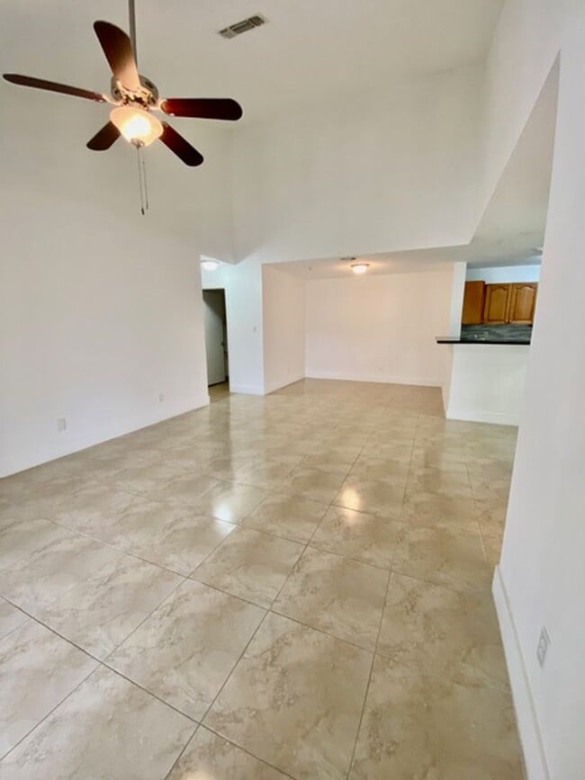 Building Photo - Excellent Condo Unit in Coral Springs