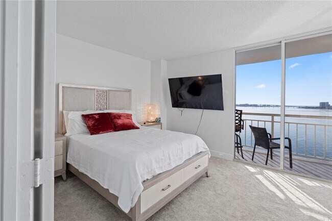 Building Photo - 100 Pierce St