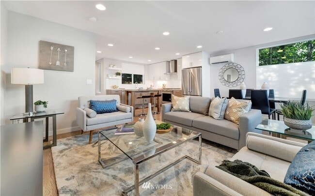 Building Photo - 2Bd/2Ba Seattle Townhouse