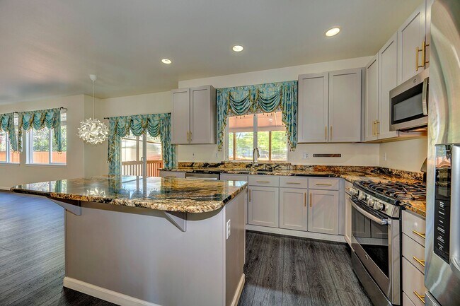 Building Photo - Mountlake Terrace Two Story Home