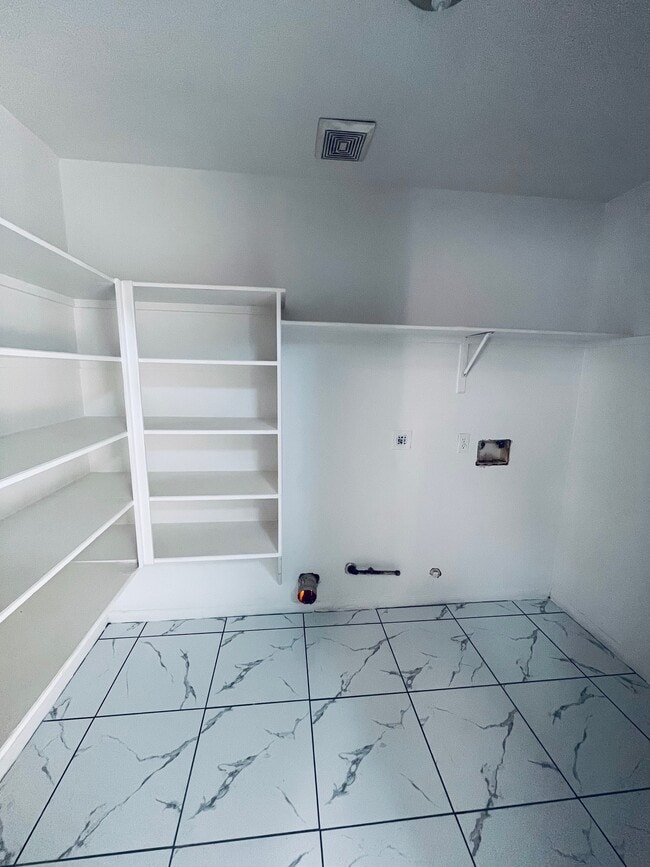 Building Photo - 2206 Laurel Oak Dr