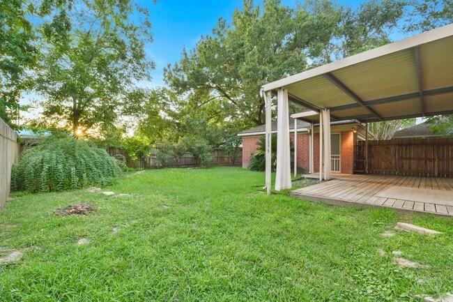 Building Photo - Freshly Painted Beauty with Spacious Outdo...