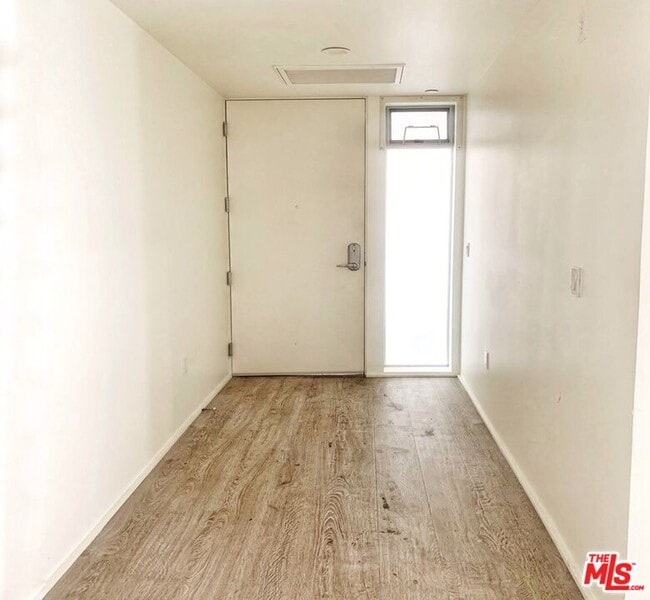 Building Photo - 1038 S Mariposa Ave