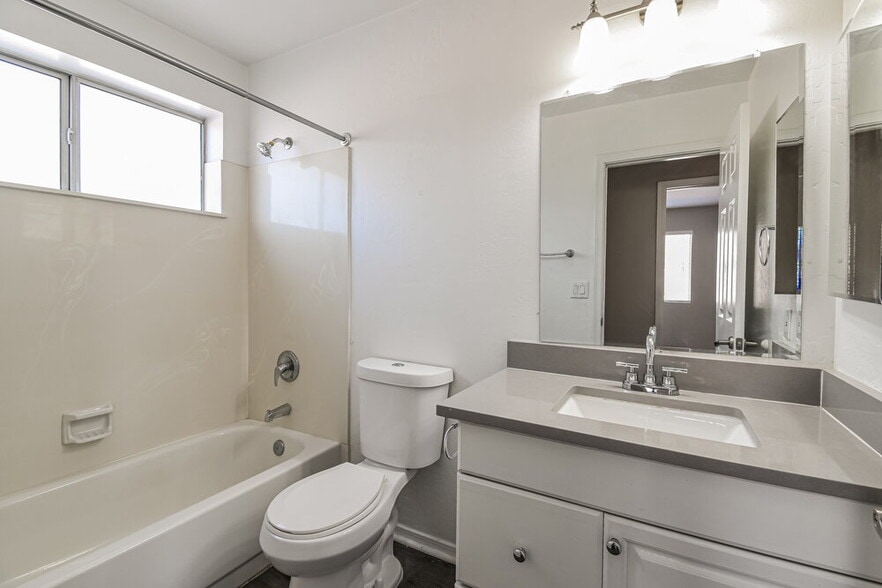 Building Photo - 1042 N Blackbird Dr