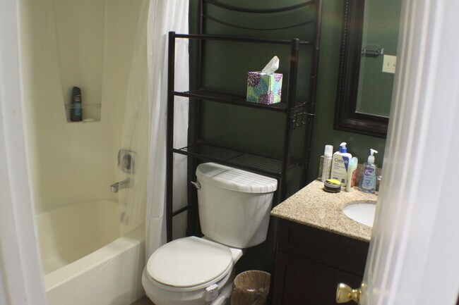 Building Photo - 2 Bedroom Apartments/Townhomes in Five Poi...