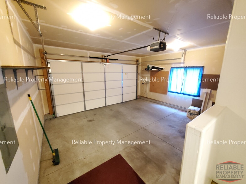 Building Photo - 381 W 1st S