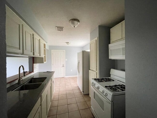 Building Photo - 4827 Bethany Ln