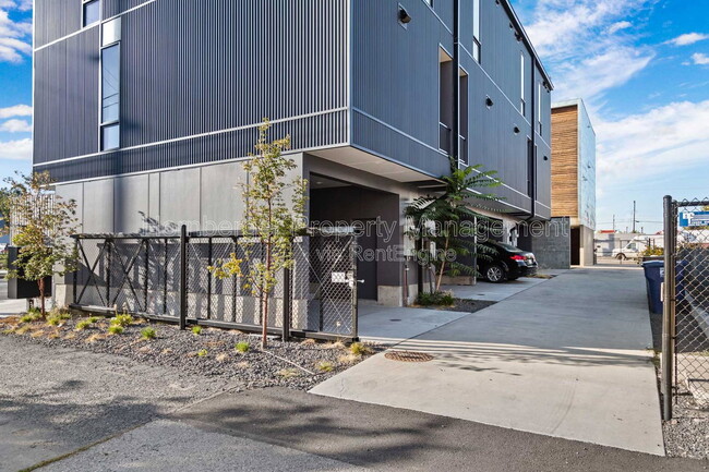 Building Photo - 1860 N Hamilton St