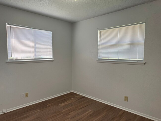 Building Photo - 132 Meadow Way